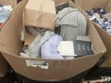 une boîte en carton remplie de vêtements et d'autres objets