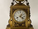 une horloge en or posée sur une table