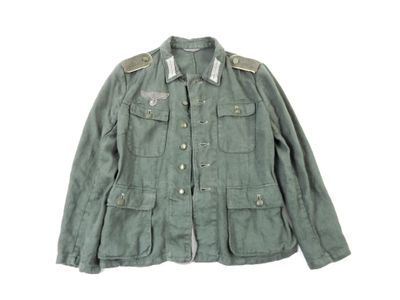 une image représentant une veste verte sur fond blanc