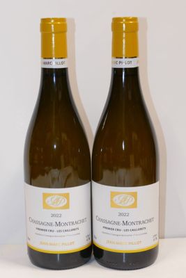 deux bouteilles de vin posées sur une table l'une à côté de l'autre