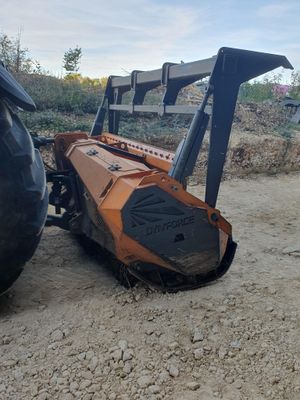 un tracteur qui est à l'arrêt au sol, à côté d'un autre tracteur