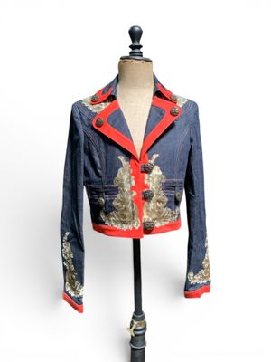 veste en jean avec bordures rouges et appliqués dorés