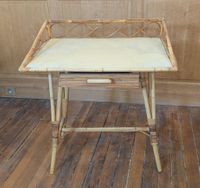 Bureau plat type "pupitre" en vannerie de rotin, (x1) tiroir… (photo 3)
