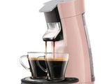 une cafetière rose, avec deux tasses de café à côté