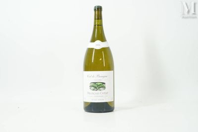 une bouteille de vin posée sur une table