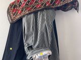 une chemise à carreaux noirs et blancs accrochée à un mur