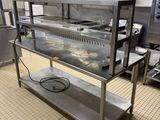 une grande cuisine avec de nombreux plans de travail en inox