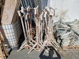 un tas de brindilles et un tas d’autres morceaux de bois