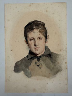 portrait d'une femme vêtue d'un manteau gris à col noir