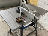 une scie à table posée sur un établi