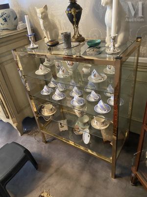 une vitrine en verre sur laquelle sont disposés de nombreux plats