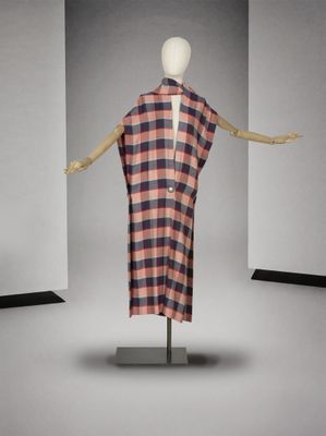 une photo d'un mannequin vêtu d'un manteau à carreaux roses et bleus