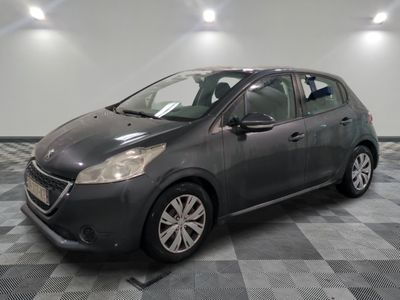 la photo d'une voiture grise garée dans un garage