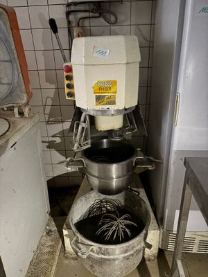 une photo d'une salle de bains sale avec des toilettes et un lavabo