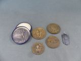 un lot de pièces de monnaie posées sur une table