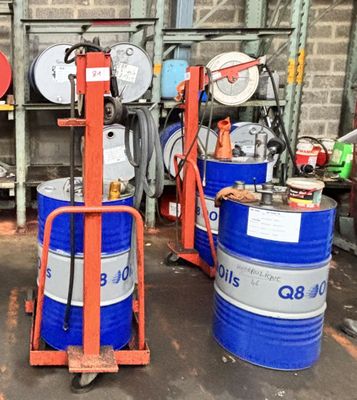 de nombreux fûts entreposés dans un garage