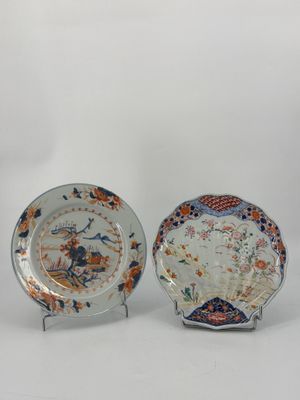 paire d'assiettes japonaises en porcelaine d'Imari sur socles