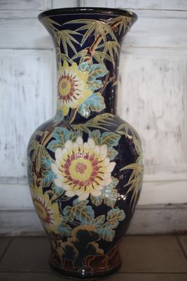 un vase posé par terre devant une porte