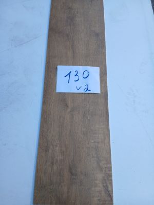 un gros plan sur un morceau de bois sur lequel est accrochée une étiquette de prix