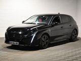 la photo d'une voiture noire garée dans un garage