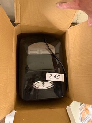 une boîte contenant un téléphone, que quelqu'un montre du doigt