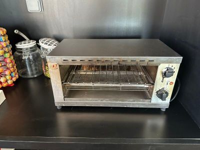 un grille-pain four posé sur un comptoir dans une cuisine