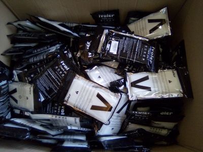 une boîte remplie de cigarettes et contenant des cigarettes