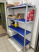 Une étagère 4 niveaux spécial froid avec son contenu