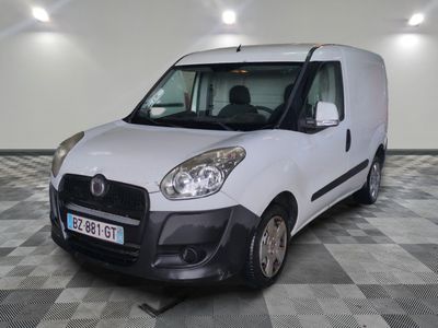 la photo d'une camionnette blanche sur un sol en damier