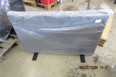 un gros morceau de plastique posé sur une palette dans un entrepôt