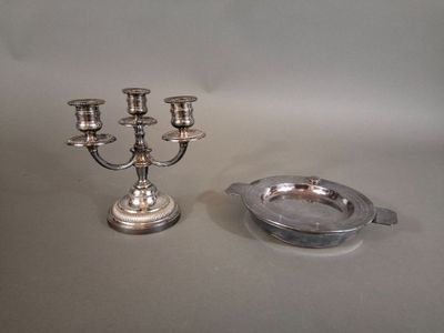 un plateau en argent avec un candélabre et un cendrier en argent
