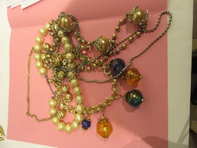 a picture of a picture of a necklace with pearls on it