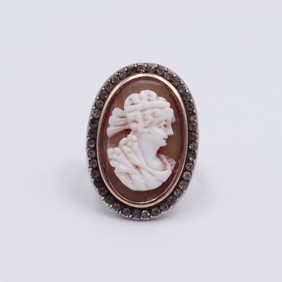 un gros plan sur une bague ornée d'un camée représentant une femme