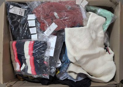 2002 / CARTON DE VETEMENTS NEUFS ET FRIPPE CONTENANT DI… - Photo 1