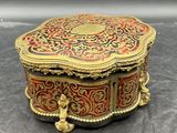 une boîte dorée et rouge posée sur une table
