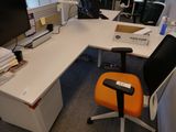 un bureau équipé d'un ordinateur et d'un moniteur