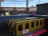 une étagère sur laquelle sont posées des boîtes et des cônes dans un magasin