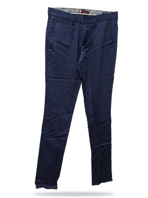un gros plan sur un pantalon bleu sur fond blanc