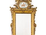 une image représentant un miroir à cadre doré sur lequel figure l'image d'un cheval