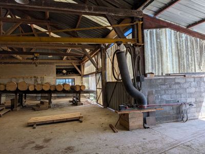 une grande pièce avec plusieurs tonneaux et un banc