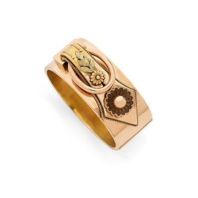 un gros plan d'une bague en or ornée d'un motif