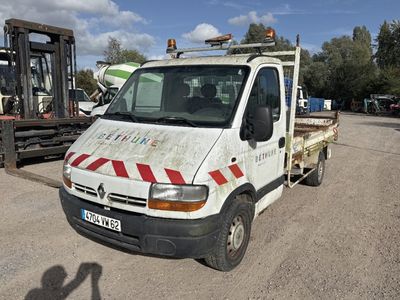 un camion blanc garé dans un parking