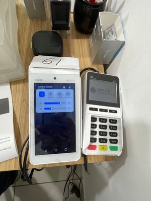 un téléphone portable posé sur une table, à côté d'une calculatrice