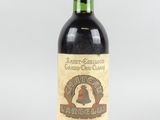 l'image d'une bouteille de vin posée sur une table