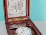 une petite boîte en bois avec une horloge à l'intérieur