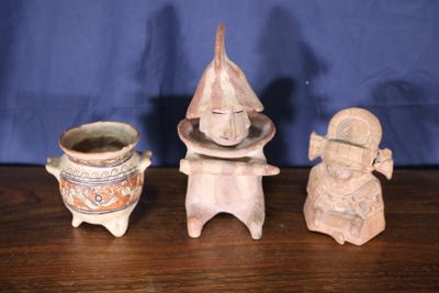 PEROU Ensemble de trois objets en terre cuite comprenant :