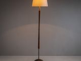 le lampadaire est posé sur une surface blanche et est muni d'un abat-jour blanc
