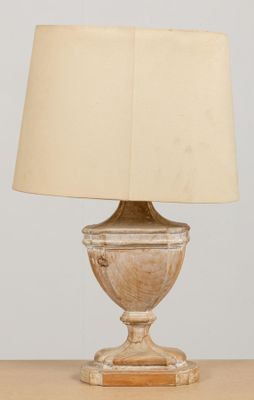 une photo d'une lampe de table posée sur une table en bois