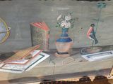 un tableau représentant un vase avec des fleurs et un oiseau posé sur une table