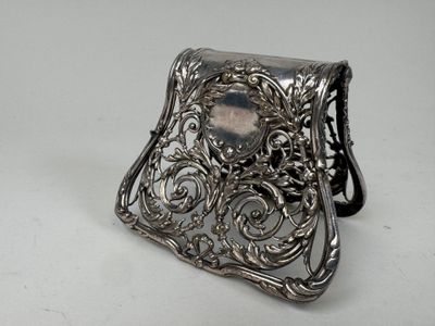 un porte-monnaie ancien en argent orné d'une pierre au centre